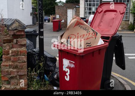 Slough, Berkshire, Royaume-Uni. 6 juillet 2023. À partir du 26 juin 2023, le conseil municipal de Slough a introduit un changement dans la collecte des poubelles des résidents en vue d'encourager les résidents à recycler davantage. Les bacs gris contenant des déchets généraux, y compris des aliments, sont maintenant collectés une fois par quinzaine plutôt qu'une fois par semaine, et le recyclage dans les bacs rouges est collecté l'autre semaine. Cela conduit déjà à des poubelles débordantes et à des rues éparpillées de déchets à Chalvey et autour du centre-ville de Slough. Un résident Kawaljeet Singh a lancé une pétition électronique pour demander au conseil municipal de Slough de revenir aux collectes hebdomadaires. 756 peop Banque D'Images