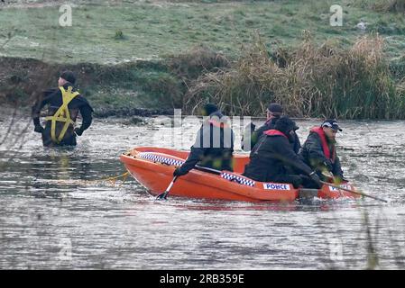 Photo de dossier datée du 13/12/2022 de la police brisant la glace sur le lac à Babbs Mill Park à Kingshurst, alors qu'elle cherchait des enfants qui sont tombés à travers la glace dans le lac dans les West Midlands. Les enquêtes sur la mort de quatre garçons morts après être tombés à travers la glace sur un lac gelé seront entendues à Birmingham et Solihull coroner's court. Date d'émission : mardi 13 décembre 2022. Banque D'Images