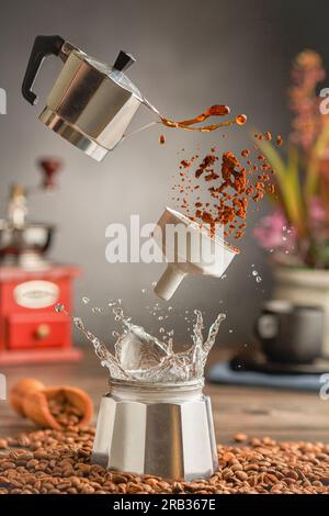 Cafetière italienne avec un jet de café. Pot de moka volant. Gros plan. Banque D'Images