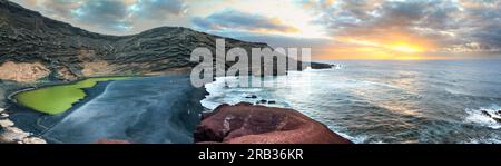 ESPAGNE. ARCHIPEL DES CANARIES. LANZAROTE. PRÈS DU VILLAGE D'EL GOLFO, LES LACS VERTS, LAGO VERDE OU CHARCO DE LOS CLICOS Banque D'Images