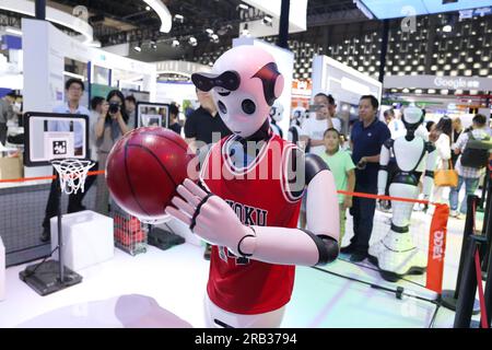 Shanghai, Chine. 07 juillet 2023. SHANGHAI, CHINE - 6 JUILLET 2023 - des spectateurs regardent un robot tirer sur un ballon de basket-ball au WAIC 2023 à Shanghai, en Chine, le 6 juillet 2023. (Photo Costfoto/NurPhoto) crédit : NurPhoto SRL/Alamy Live News Banque D'Images