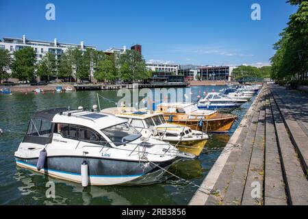 Amarré des bateaux à Jaalanranta par une journée d'été ensoleillée dans le quartier Ruoholahti d'Helsinki, Finlande Banque D'Images