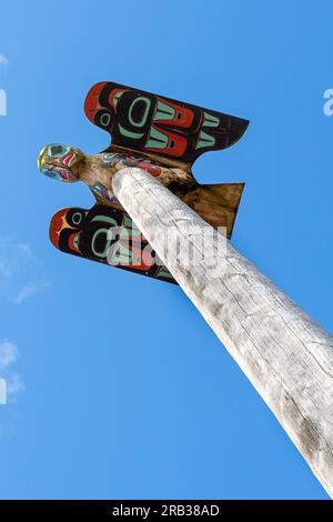 Les totems sont des icônes symboliques de la richesse économique et culturelle d'un village Banque D'Images