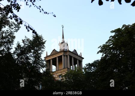 Un vieux bâtiment parmi les feuilles à Vilnius, Lituanie Banque D'Images