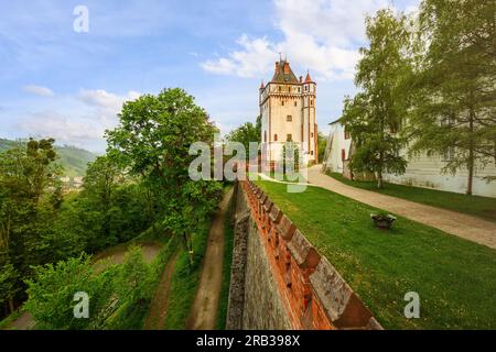 Tour blanche à Hradec nad Moravici Château complexe, parcs et jardins près d'Opava, République tchèque - l'un des plus beaux châteaux de la région et populaire Banque D'Images