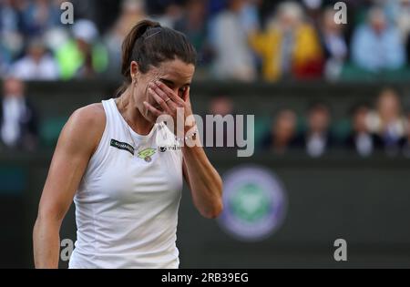 Londres, Grande-Bretagne. 6 juillet 2023. Alize Cornet, de France, réagit après une blessure lors du match de deuxième tour en simple féminin entre Elena Rybakina, du Kazakhstan, et Alize Cornet, de France, au Championnat de tennis de Wimbledon à Londres, en Grande-Bretagne, le 6 juillet 2023. Crédit : Han Yan/Xinhua/Alamy Live News Banque D'Images
