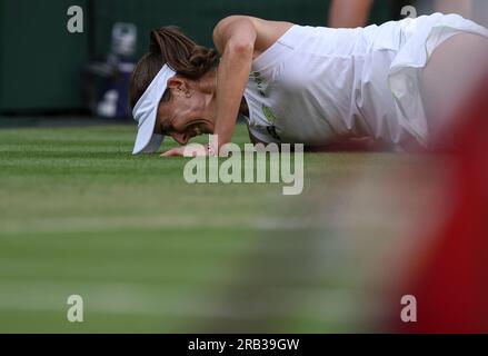 Londres, Grande-Bretagne. 6 juillet 2023. Alize Cornet, de France, réagit après une blessure lors du match de deuxième tour en simple féminin entre Elena Rybakina, du Kazakhstan, et Alize Cornet, de France, au Championnat de tennis de Wimbledon à Londres, en Grande-Bretagne, le 6 juillet 2023. Crédit : Han Yan/Xinhua/Alamy Live News Banque D'Images