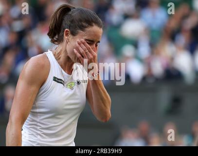 Londres, Grande-Bretagne. 6 juillet 2023. Alize Cornet, de France, réagit après une blessure lors du match de deuxième tour en simple féminin entre Elena Rybakina, du Kazakhstan, et Alize Cornet, de France, au Championnat de tennis de Wimbledon à Londres, en Grande-Bretagne, le 6 juillet 2023. Crédit : Han Yan/Xinhua/Alamy Live News Banque D'Images