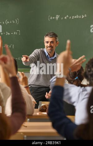 Professeur de mathématiques donnant des leçons. Salle de classe avec les élèves. Éducation scolaire Banque D'Images