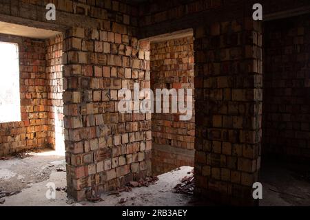 vieux bâtiment abandonné inachevé, maison abandonnée Banque D'Images