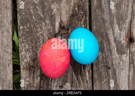 Les oeufs de pâques multicolores sont sur un vieux panneau en bois, en quarantaine à Pâques Banque D'Images