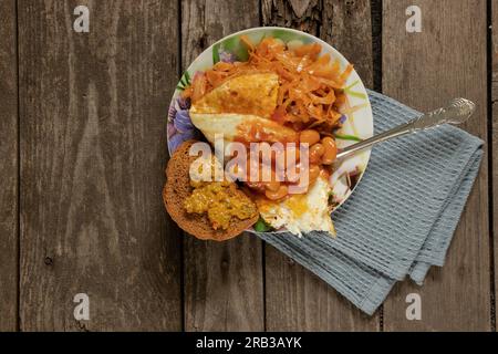 petit déjeuner végétalien matin œufs brouillés frits avec du chou et des haricots sur une table Banque D'Images