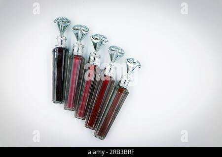 Explorez un spectre de couleurs avec notre collection cosmétique captivante. Découvrez les rouges à lèvres et ombres à paupières parfaits pour améliorer votre éclat. Banque D'Images