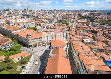 Vue du dôme sur le toit de la Torre dos Cléricos à Porto Banque D'Images