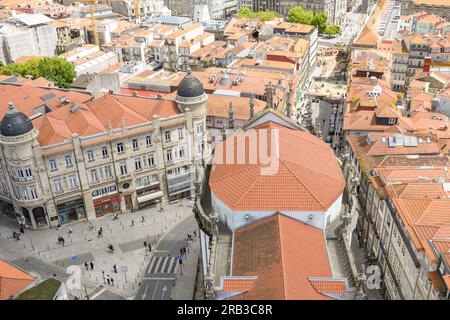 Vue du dôme sur le toit de la Torre dos Cléricos à Porto Banque D'Images