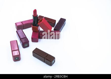 Explorez un spectre de couleurs avec notre collection cosmétique captivante. Découvrez les rouges à lèvres et ombres à paupières parfaits pour améliorer votre éclat. Banque D'Images