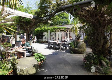 Dans Roskillys à Helston, Cornwall. Les amateurs de petit déjeuner tôt le matin au Roskilly's.. Banque D'Images