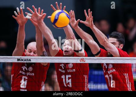 Pasay City, Philippines. 7 juillet 2023. Les joueurs polonais défendent contre le Brésil lors de leur match de poule 6 en Ligue des nations de volleyball à Pasay City, aux Philippines, le 7 juillet 2023. Crédit : Rouelle Umali/Xinhua/Alamy Live News Banque D'Images