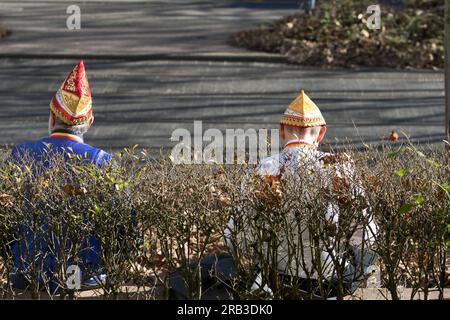 Karlsruhe, Allemagne, 21 février 2023 : Carnaval en Allemagne avec des personnes en costume Banque D'Images