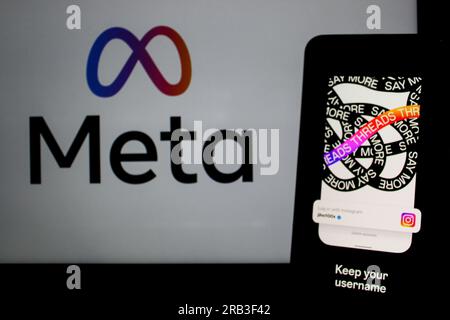 Bandung, Java Ouest, Indonésie. 7 juillet 2023. Dans cette illustration photo, le logo threads vu affiché sur un smartphone et un logo Meta en arrière-plan. Threads est le nouveau réseau social de Meta Platforms qui a été lancé le 5 juillet 2023. Selon Mark Zuckerberg, PDG de Meta, l'application threads est conçue pour rivaliser avec Twitter. Au 6 juillet 2023, l'application Thread comptait déjà 10 millions d'utilisateurs. (Image de crédit : © Algi Febri Sugita/ZUMA Press Wire) USAGE ÉDITORIAL SEULEMENT! Non destiné à UN USAGE commercial ! Banque D'Images