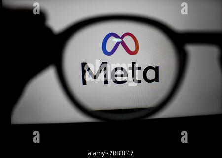 Bandung, Java Ouest, Indonésie. 7 juillet 2023. Dans cette illustration photo, Meta logo vu des lunettes en arrière-plan. Threads est le nouveau réseau social de Meta Platforms qui a été lancé le 5 juillet 2023. Selon Mark Zuckerberg, PDG de Meta, l'application threads est conçue pour rivaliser avec Twitter. Au 6 juillet 2023, l'application Thread comptait déjà 10 millions d'utilisateurs. (Image de crédit : © Algi Febri Sugita/ZUMA Press Wire) USAGE ÉDITORIAL SEULEMENT! Non destiné à UN USAGE commercial ! Banque D'Images