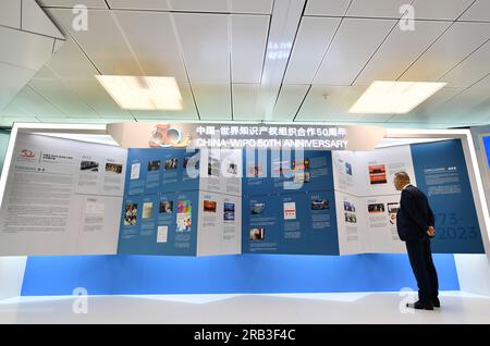 Genève, Suisse. 6 juillet 2023. Un participant voit des photos lors d’une exposition marquant le 50e anniversaire de la coopération entre la Chine et l’Organisation mondiale de la propriété Intellectuelle (OMPI) à Genève, Suisse, le 6 juillet 2023. Une série d’activités marquant le 50e anniversaire de la coopération entre la Chine et l’OMPI a eu lieu jeudi à Genève. Crédit : Lian Yi/Xinhua/Alamy Live News Banque D'Images