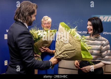 Bruxelles, Belgique. 07 juillet 2023. M. le président Georges-Louis bouchez, Françoise Bertiaux et la Fédération Wallonie - Bruxelles la ministre Valerie Glatigny photographiée lors d'une conférence de presse du parti libéral francophone MR pour annoncer la nouvelle Fédération Wallonie - Bruxelles la ministre de l'enseignement supérieur, de la promotion sociale, de l'éducation, de la recherche scientifique, des hôpitaux universitaires, de l'aide à la jeunesse, Promotion de Bruxelles, Jeunesse et Sports, vendredi 07 juillet 2023 au siège du MR à Bruxelles. Un successeur est présenté à Valérie Glatigny, qui a démissionné pour des raisons médicales. BELGA PHOTO HATIM KAGHAT Banque D'Images