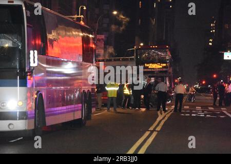 Manhattan, États-Unis. 06 juillet 2023. Bus MTA et bus à impériale impliqués dans un accident. Plus de quarante personnes blessées dans un accident impliquant un bus MTA et un bus à impériale à Manhattan. L'accident s'est produit jeudi soir sur la 1e Avenue. Plusieurs personnes ont dû être soignées pour des blessures causées par l'accident. Le bus touristique et le bus MTA ont subi de lourds dommages. On pense au préalable que le chauffeur du bus touristique a allumé un feu rouge selon les enquêteurs. Crédit : SOPA Images Limited/Alamy Live News Banque D'Images