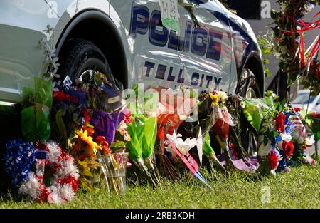 Des fleurs et des hommages commémoratifs sont empilés à côté du véhicule de patrouille Dodge Durango du Sgt Heather J. Glenn du département de police de Tell City le jeudi 6 juillet 2023 près de l'hôtel de ville de Tell City, Troy Township, Perry County, IN, USA. Glenn, 47 ans, a été tué par balle le 3 juillet alors qu'il tentait d'arrêter un suspect de violence domestique dans un hôpital local, Devenir le premier décès en service dans l'histoire de près de 165 ans du département de police de Tell City et le deuxième officier de police de l'Indiana à être tué dans l'exercice de ses fonctions en moins d'une semaine. (Photo APEX MediaWire par Billy Suratt) Banque D'Images