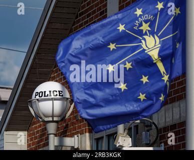 Un drapeau de l'État de l'Indiana flotte à mi-personnel devant le département de police de Tell City le jeudi 6 juillet 2023 à Tell City, Troy Township, Perry County, INDIANA, USA. Tell City police Sgt Heather J. Glenn, 47 ans, a été abattu alors qu'il tentait d'arrêter un suspect de violence domestique le 3 juillet dans un hôpital local, Le premier décès dans l'exercice de ses fonctions dans l'histoire de près de 165 ans du département de police de Tell City et le deuxième officier de police de l'Indiana à être tué dans l'exercice de ses fonctions en moins d'une semaine. (Photo APEX MediaWire par Billy Suratt) Banque D'Images