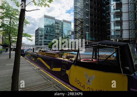 Londres - 05 28 2022 : vue de la passerelle en bois sur le côté gauche du bassin de Paddington et de la passerelle du bassin de Paddington en arrière-plan Banque D'Images