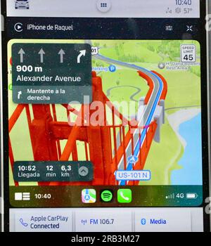 Apple iPhone satnav en espagnol connecté à un écran de voiture avec une image du pont Golden Gate tout en le traversant San Francisco Californie USA Banque D'Images