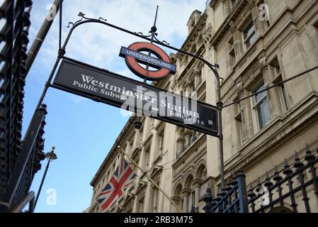 Entrée à la station de métro Westminster dans le centre de Londres Banque D'Images