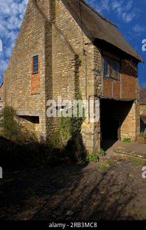 Porte de lyche de la fin du 16e ou du début du 17e siècle qui était autrefois la fin d'une rangée de cottages en terrasse. La porte mène à l'église paroissiale médiévale St Peter et St Paul de Cotswold à long Compton, Warwickshire, Angleterre. Banque D'Images