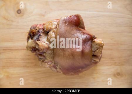 Un jarret de gammon britannique qui a été cuit lentement et laissé refroidir avant de faire une terrine maison. Angleterre Royaume-Uni GB Banque D'Images