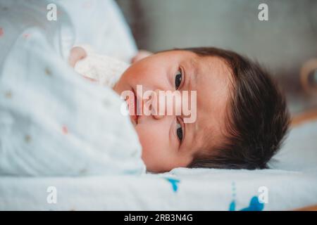 Nouveau-né fille dans les yeux grands ouverts de l'hôpital Banque D'Images