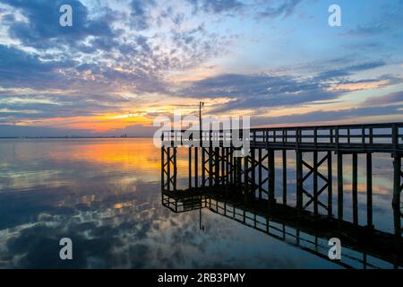 Magnifique coucher de soleil sur la rive est de Mobile Bay Banque D'Images