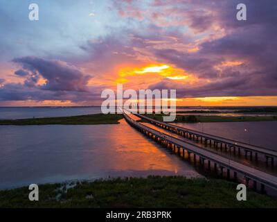 Pont Jubilee Parkway au coucher du soleil sur Mobile Bay Banque D'Images