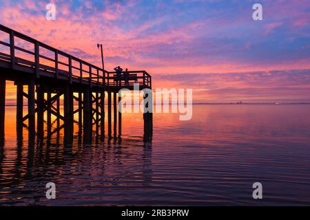 Magnifique coucher de soleil sur la rive est de Mobile Bay Banque D'Images