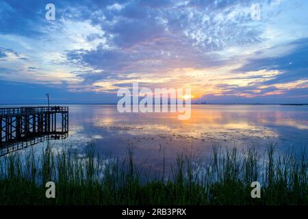 Magnifique coucher de soleil sur la rive est de Mobile Bay Banque D'Images