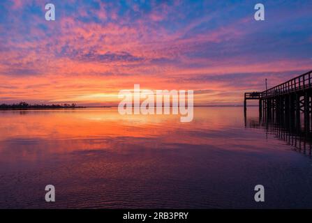 Magnifique coucher de soleil sur la rive est de Mobile Bay Banque D'Images