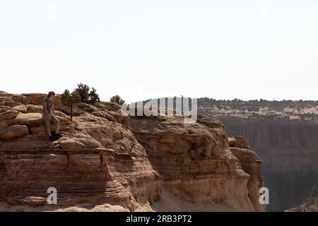 Personne regardant au-dessus du parc national de Canyonlands, Utah Banque D'Images