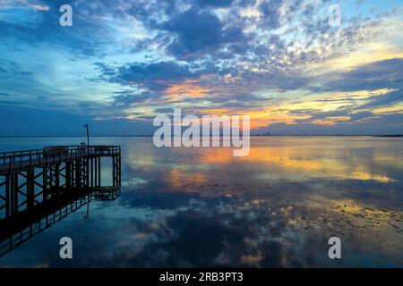 Magnifique coucher de soleil sur la rive est de Mobile Bay Banque D'Images