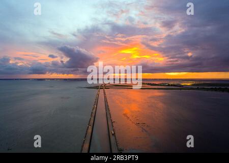 Pont Jubilee Parkway au coucher du soleil sur Mobile Bay Banque D'Images