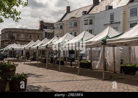 Wells, Somerset, Angleterre, Royaume-Uni. 21 juin 2023. Puits du centre-ville, les étals du jour du marché vides et sur le point d'être enlevés à la fermeture des bureaux. Banque D'Images