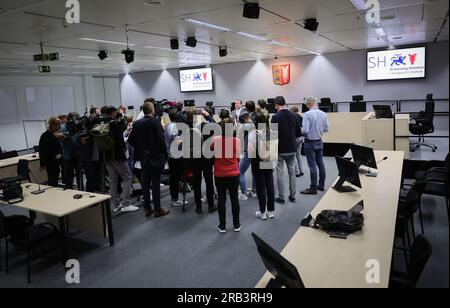 Itzehoe, Allemagne. 07 juillet 2023. Björn Seelbach, avocat de l’accusé Ibrahim A., fait une déclaration après le premier jour du procès dans la salle d’audience du Centre logistique chinois. Vendredi, le procès d'Ibrahim A. pour l'attaque mortelle au couteau dans un train régional à Brokstedt, Schleswig-Holstein, a débuté le 25 janvier 2023, au tribunal régional d'Itzehoe. Crédit : Christian Charisius/dpa/Alamy Live News Banque D'Images