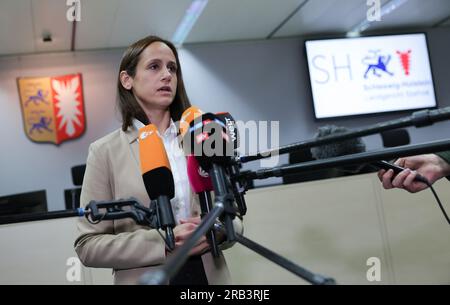 Itzehoe, Allemagne. 07 juillet 2023. Janina Seyfert, procureur, fait une déclaration après le premier jour du procès dans la salle d'audience du Centre logistique de Chine. Vendredi, le procès d'Ibrahim A. pour l'attaque mortelle au couteau dans un train régional à Brokstedt, Schleswig-Holstein, a débuté le 25 janvier 2023, au tribunal régional d'Itzehoe. Crédit : Christian Charisius/dpa/Alamy Live News Banque D'Images