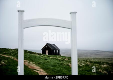 Eglise solitaire située sur prairie herbeuse dans la campagne Banque D'Images