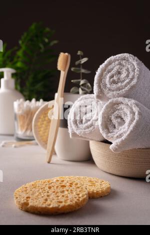 Bathroom and spa concept. White towels, bamboo toothbrushes and other bath accessories. Banque D'Images