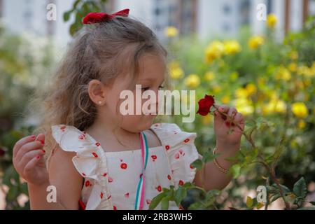 29 juin 2023 : Mersin, Turkiye. 26 juin 2023. Les enfants visitent le quartier Liparis de la ville de Mersin pendant la fête musulmane de l'Aïd Al-Adha. Mersin est une ville portuaire située le long de la côte méditerranéenne du sud de la Turquie (crédit image : © Zakariya Yahya/IMAGESLIVE via ZUMA Press Wire) À USAGE ÉDITORIAL SEULEMENT! Non destiné à UN USAGE commercial ! Banque D'Images